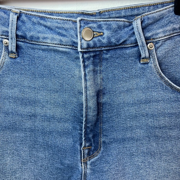 Good American Good Curve High Waisted Jean Shorts Blue Distressed Stretch  Sz 15 - Picture 11 of 11